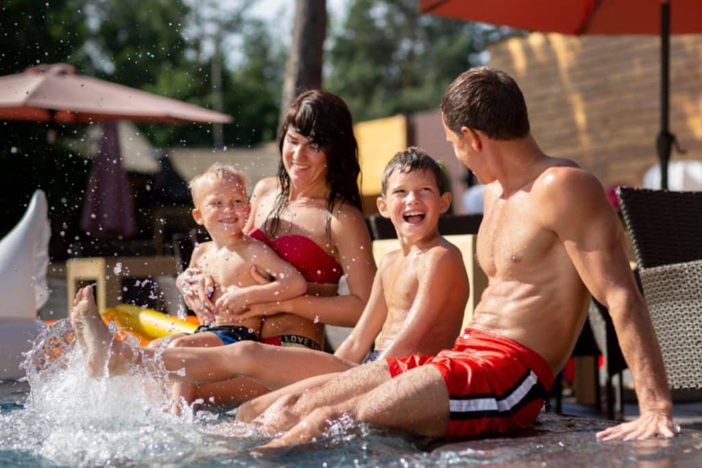 couple enfants piscine