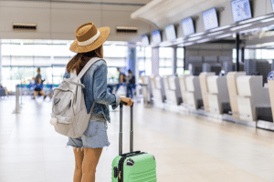 Voyageuse à l'aéroport