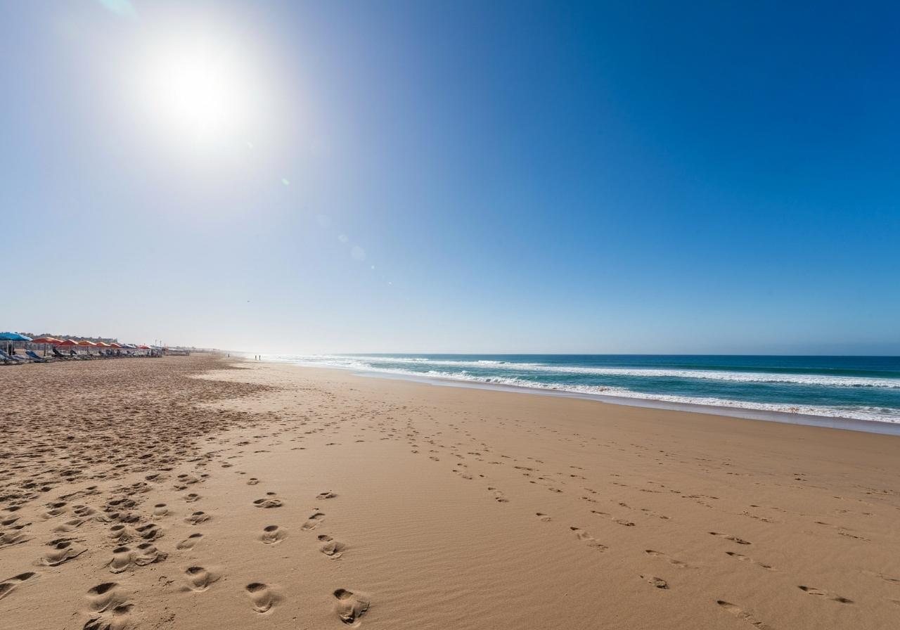 Plage de sable d'Agadir avec mer Atlantique calme