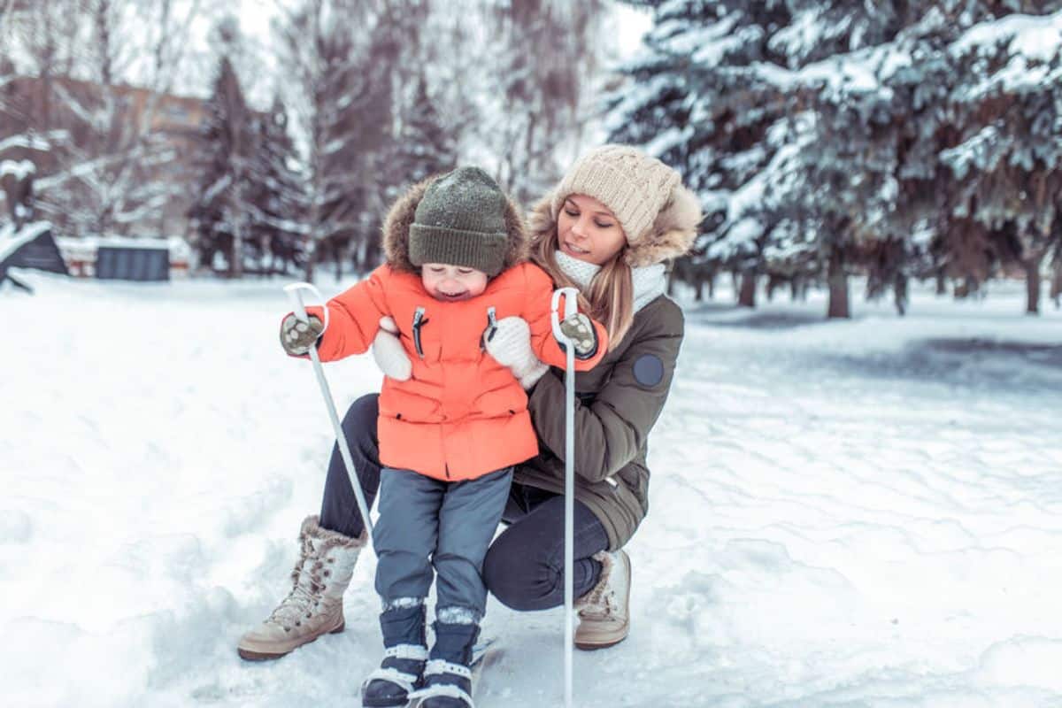 Maman avec son enfant au ski