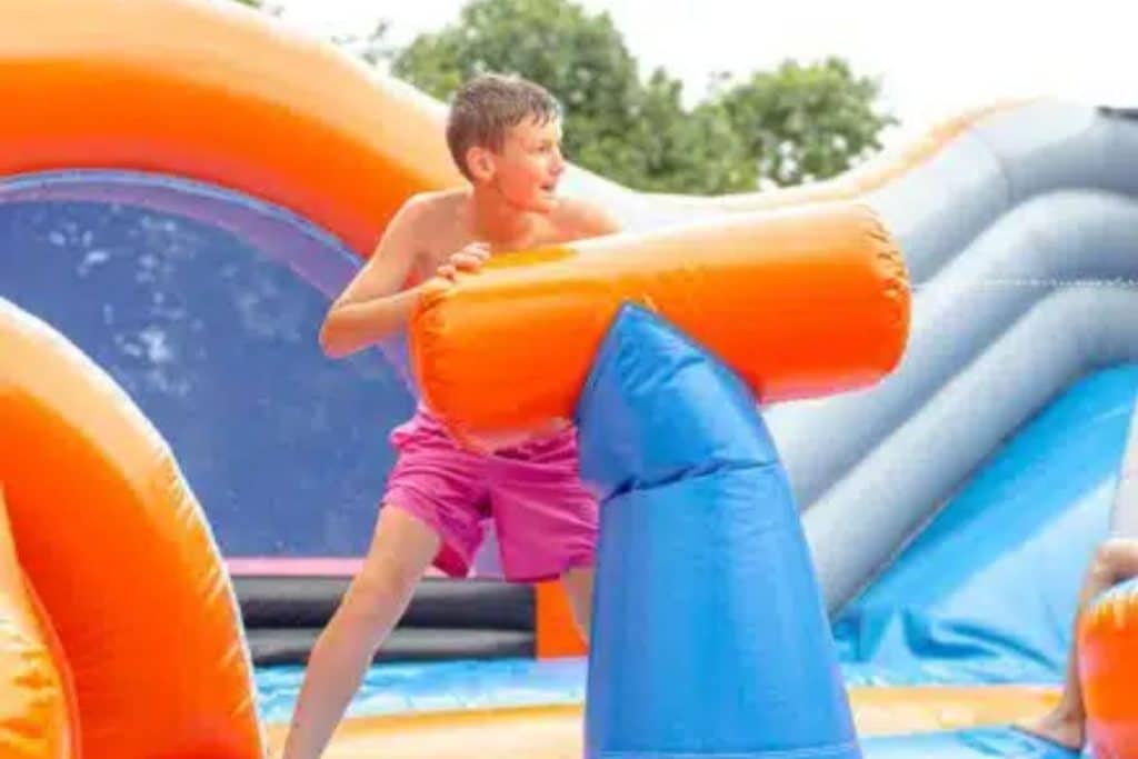 Enfant qui joue dans un château gonflable