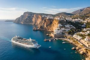 Paquebot de croisière longeant des falaises