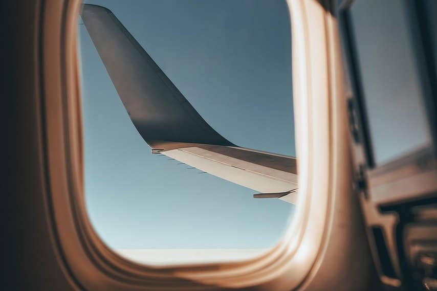 Aile d'avion vue depuis un hublot